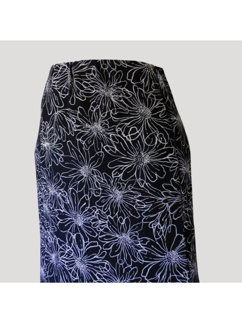 Laura Scott Floral Skirt L 14-16 Black White Lined Elastic Waist Lightweight - Picture 2 of 5
